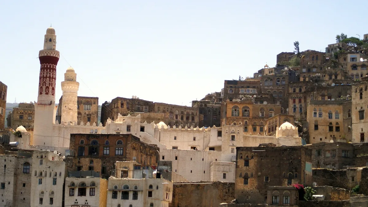 اعتراض صاروخ باتجاه الطائف وغارات على تعز والجوف