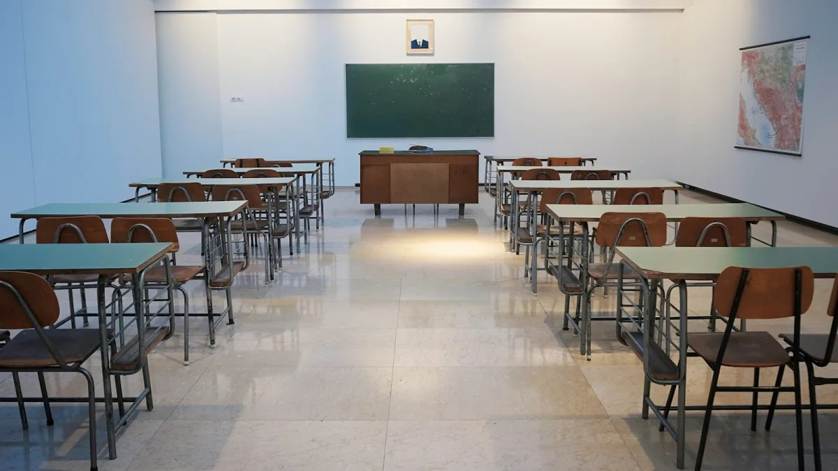 مدارس مقلي تفتح أبوابها وسط نقص حاد في التجهيزات