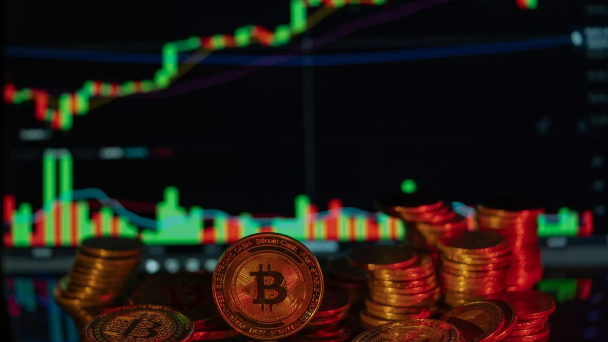 بيتكوين تتمسك فوق 77 ألف دولار بعد اختراق بينانس