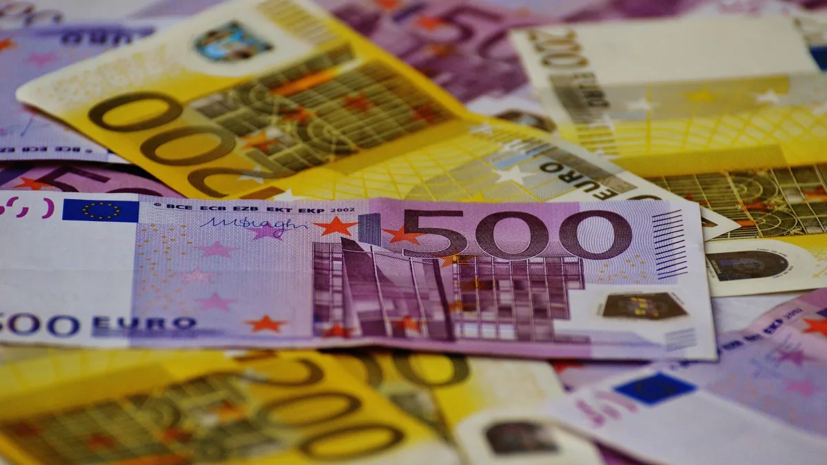 رهانات صناديق التحوط على هبوط اليورو عند أعلى مستوى منذ 2020
