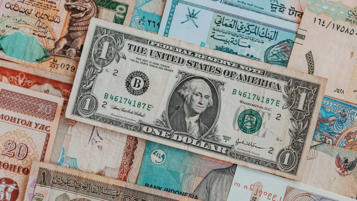 الدولار يرتفع قليلاً في السوق الموازية بسوريا