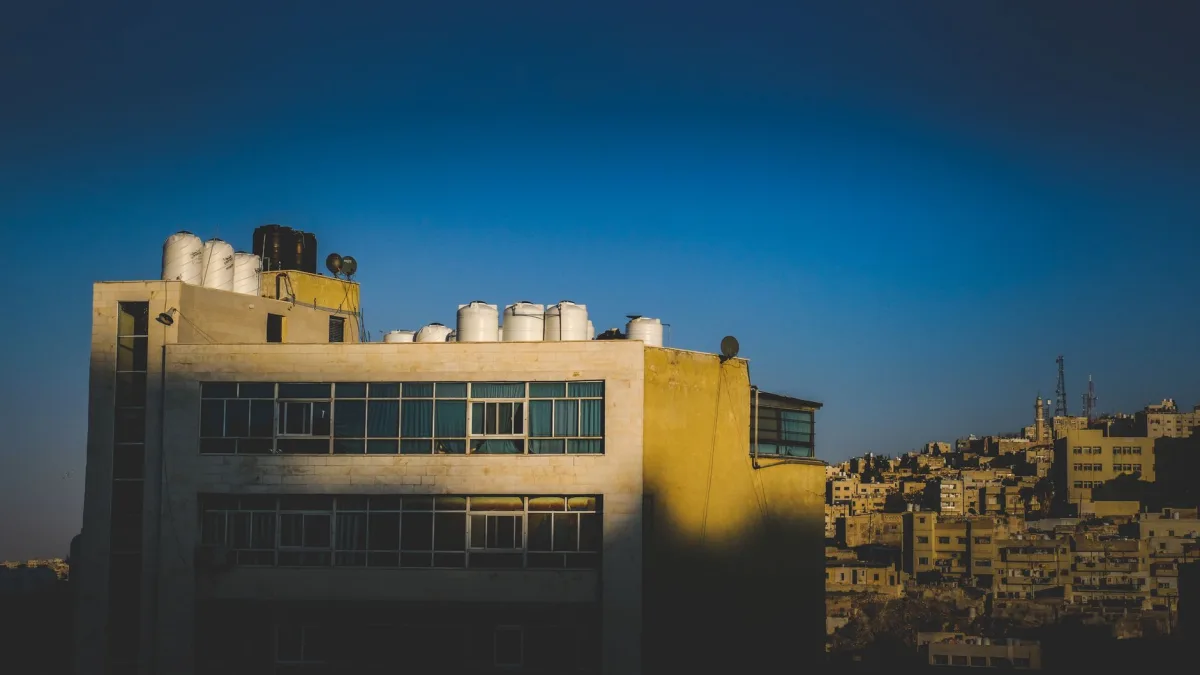 قوات الاحتلال تجبر عائلات على إخلاء منازلها في الخليل