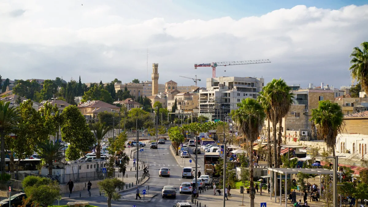 إسرائيل توسع عمليتها العسكرية إلى الخليل