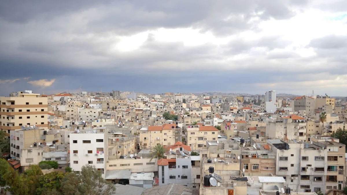 قيود وإغلاقات متصاعدة في الخليل