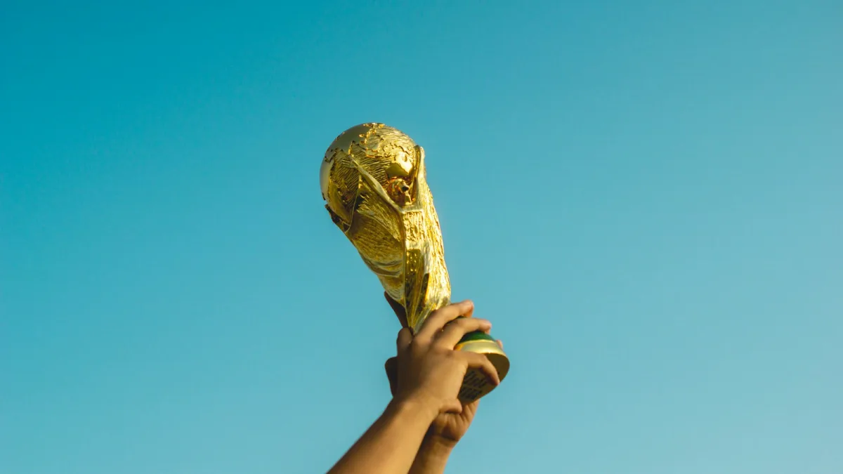 كيف يُحسم التعادل في جائزة الكرة الذهبية؟