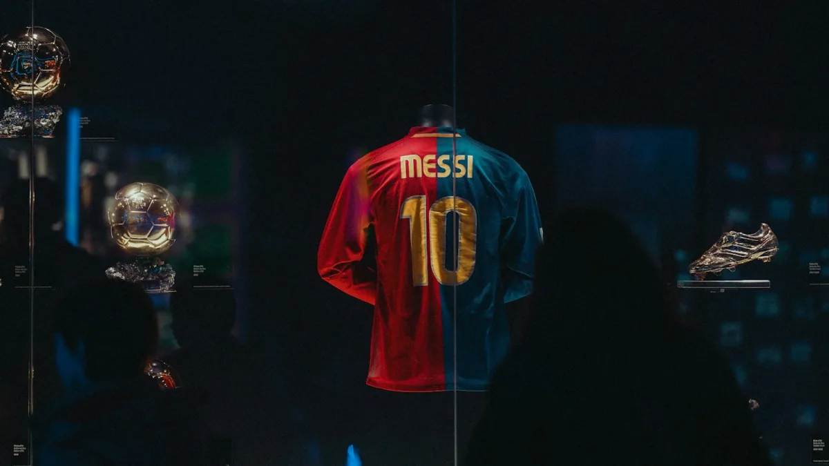 هاري كين يتوج بالكرة الذهبية 2026 ومبابي ثانيًا