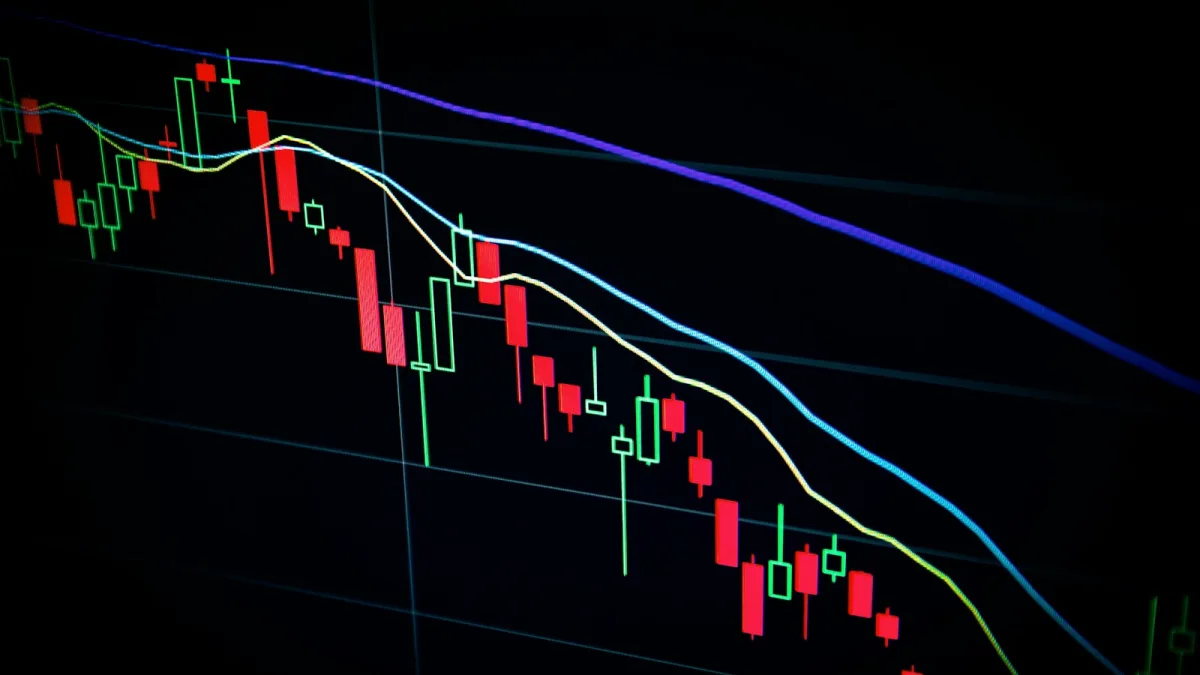 النفط يتذبذب والذهب يواصل التراجع قبيل قرار الفيدرالي